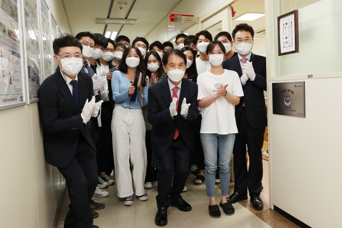 KAIST 3차원 마이크로 나노구조체 연구실에서 '건강한 연구실' 현판식이 2일 개최됐다. [과기정통부]