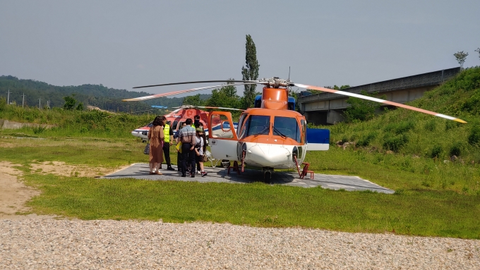 S-76 헬기가 경북 영덕 고래산마을 헬기장에서 이륙을 준비하고 있다.  