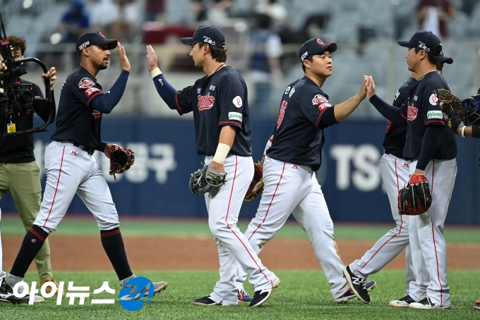 2일 오후 서울 고척스카이돔에서 '2021 신한은행 SOL KBO리그' 키움 히어로즈와 롯데 자이언츠의 경기가 펼쳐졌다. 롯데 선수들이 4-2로 승리를 거둔 후 하이파이브를 하고 있다. [사진=김성진 기자]