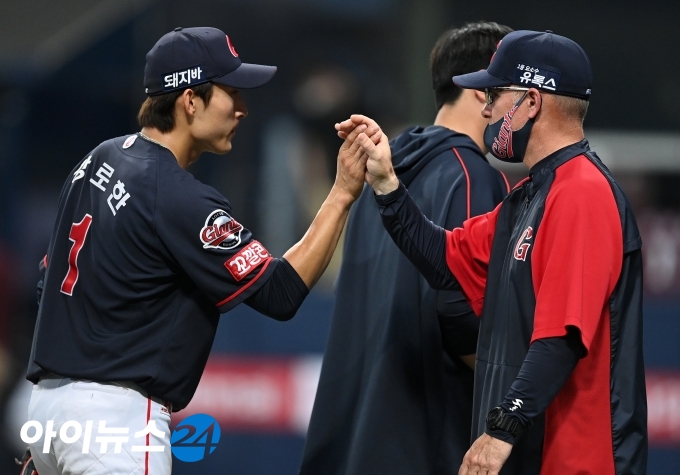 2일 오후 서울 고척스카이돔에서 '2021 신한은행 SOL KBO리그' 키움 히어로즈와 롯데 자이언츠의 경기가 펼쳐졌다. 롯데 강로한과 서튼 감독이 4-2로 승리를 거둔 후 하이파이브를 하고 있다. [사진=김성진 기자]