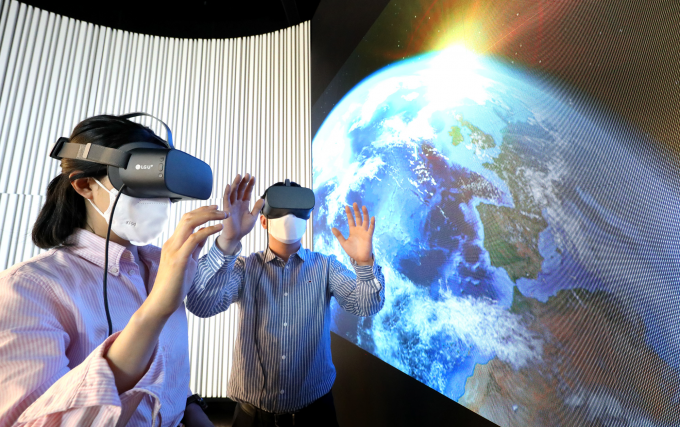 LG유플러스 관계자들이 우주를 배경으로 한 스튜디오에서 U+VR의 신규 콘텐츠를 감상하는 모습. [사진=LG유플러스]