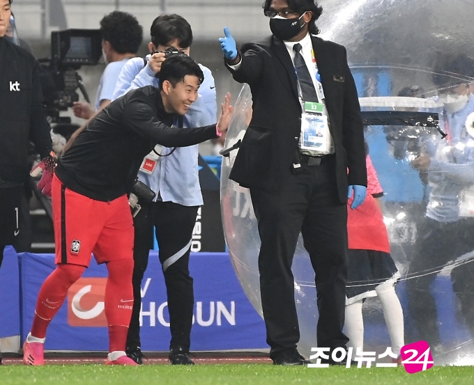 5일 오후 경기도 고양종합운동장에서 2022 국제축구연맹(FIFA) 카타르 월드컵 아시아지역 2차예선 대한민국과 투르크메니스탄의 경기가 펼쳐졌다. 대한민국 손흥민이 경기 시작 전 입장하며 어린이에게 반갑게 인사하고 있다.