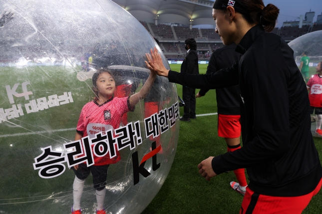 KT가 2022년 카타르 월드컵 2차 예선 한국과 투르크메니스탄과의 경기에서 ‘버블 키즈 에스코트’를 선보였다.  [사진=KT]