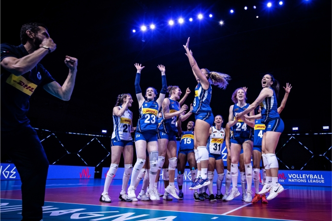 이탈리아 여자배구대표팀이 7일(한국시간) 열린 2021 VNL 한국과 3주차 첫 경기에서 승리를 거둔 뒤 환호하고 있다. 이탈리아는 이날 한국을 꺾고 VNL 첫승을 신고했다.  [사진=국제배구연맹(FIVB)]