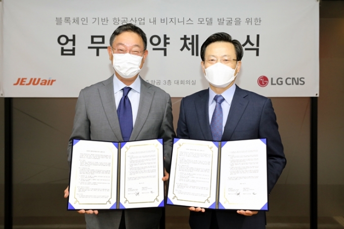 김이배 제주항공 대표(오른쪽)와 현신균 LG CNS 부사장이 기념촬영을 하고 있다. [사진=제주항공]