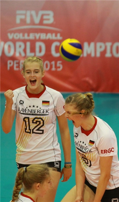 독일여자배구대표팀은 2021 VNL에 에이스인 루이제 립맨이 뛰지 않는다. 립맨을 대신해 이번 대회에서 주포 노릇을 하고 있는 한나 오르스만(왼쪽). 그는 지난 2015년 18세 이하 세계선수권대회에서도 독일대표팀 주 공격수로 활약했다.  [사진=국제배구연맹(FIVB)]