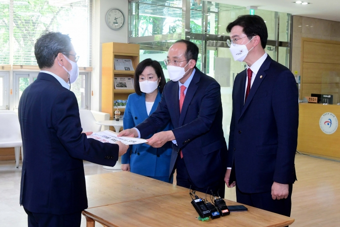 국민의힘 추경호 원내수석부대표, 강민국 원내대변인, 전주혜 원내대변인이 지난 9일 서울 종로구 감사원에 국민의힘 국회의원 부동산 투기 전수조사를 의뢰하고 있다. [사진=뉴시스]