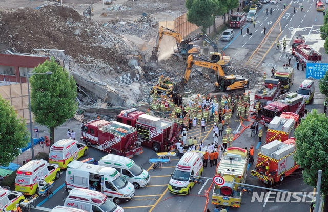 지난 9일 오후 광주 동구 학동의 한 철거 작업 중이던 건물이 붕괴, 도로 위로 건물 잔해가 쏟아져 시내버스 등이 매몰됐다. [사진=뉴시스]