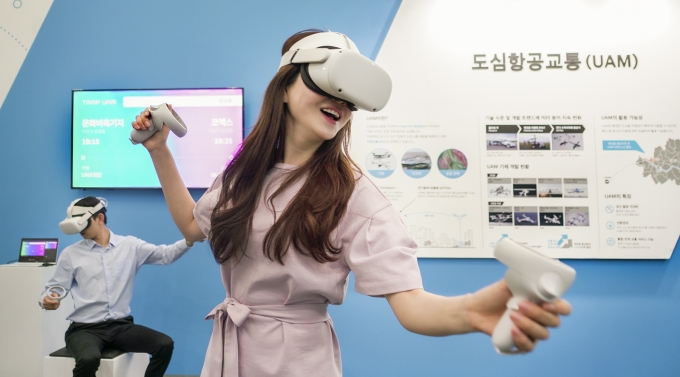 SK텔레콤이 한국공항공사, 한화시스템, 한국교통연구원, 티맵모빌리티와 함께 ‘2021 서울스마트모빌리티엑스포’에 참여해 VR 기반의 도심항공교통(UAM) 탑승 체험을 선보인다. [사진=SKT]