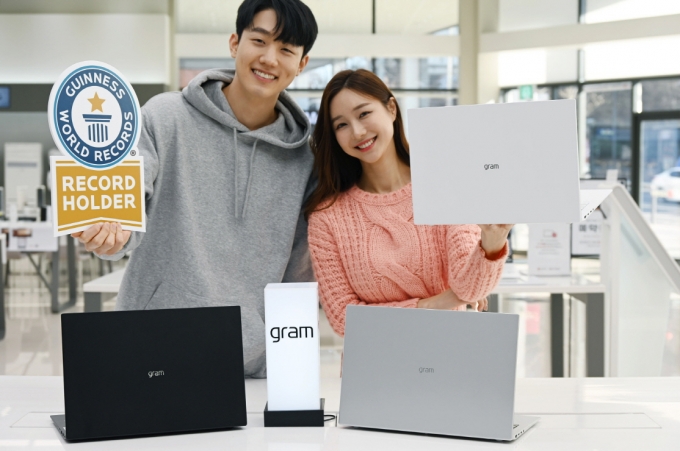 LG전자가 올해 초 출시한 'LG 그램 16'은 세계에서 가장 가벼운 노트북으로 기네스 인증을 받았다. [사진=LG전자]