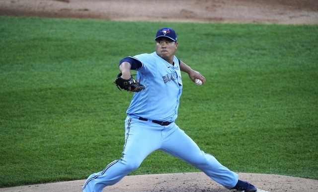 MLB 토론토에서 뛰고 있는 류현진이 11일(한국시간) 열린 시카고 화이트삭스와 원정 경기에 선발 등판해 공을 던지고 있다. 그는 이날 6이닝 3실점했으나 패전투수가 됐고 시즌 4패째(5승)를 당했다. [사진=뉴시스]