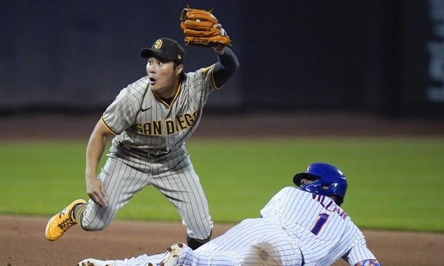 MLB 샌디에이고에서 뛰고 있는 김하성이 22일(한국시간) 열린 LA 다저스와 홈 경기 도중 타구에 손가락을 맞아 교체됐다. 샌디에이고는 이날 다저스에 6-2로 이겨 5연승 상승세를 이어갔다. [사진=뉴시스]