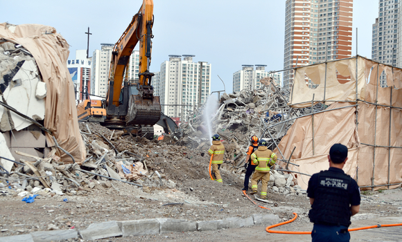 광주 학동 재개발구역에서 발생한 건물 붕괴사고 희생자들의 사인이 '다발성 손상'이라는 잠정 결과가 나왔다. [사진=뉴시스]