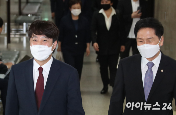 이준석 국민의힘 대표(왼쪽)와 김기현 원내대표가 14일 오후 서울 여의도 국회에서 열린 첫 최고위원회의에 참석하고 있다.