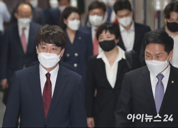 이준석 국민의힘 대표(왼쪽)와 김기현 원내대표가 14일 오후 서울 여의도 국회에서 열린 첫 최고위원회의에 참석하고 있다.