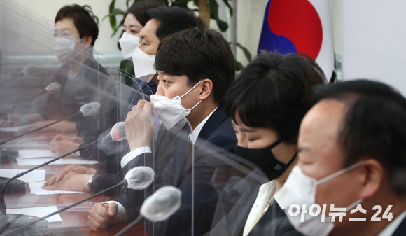 이준석 국민의힘 대표가 14일 오후 서울 여의도 국회에서 열린 첫 최고위원회의에 참석해 모두발언을 하고 있다.