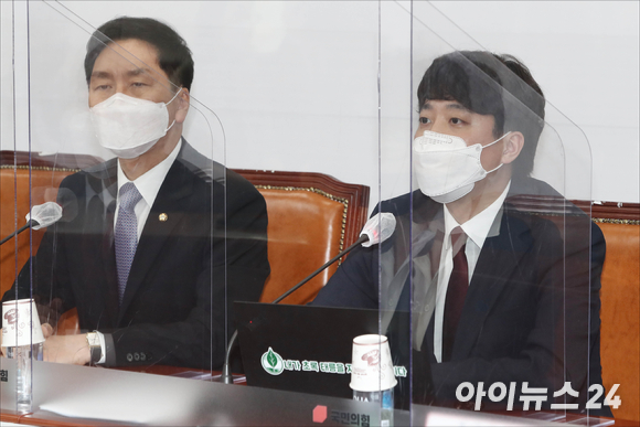 이준석 국민의힘 대표(오른쪽)가 14일 오후 서울 여의도 국회에서 열린 첫 최고위원회의에 참석해 모두발언을 하고 있다.
