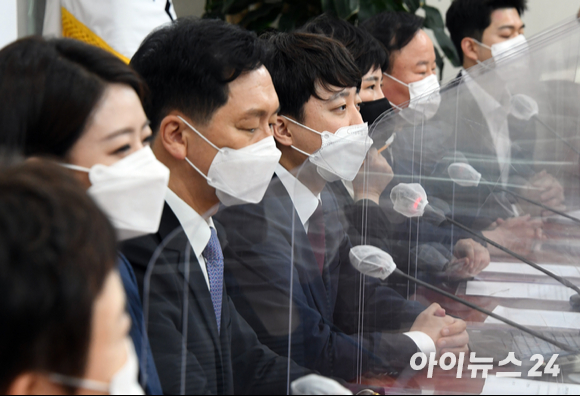 이준석 국민의힘 대표가 14일 오후 서울 여의도 국회에서 열린 첫 최고위원회의에 참석해 모두발언을 하고 있다.