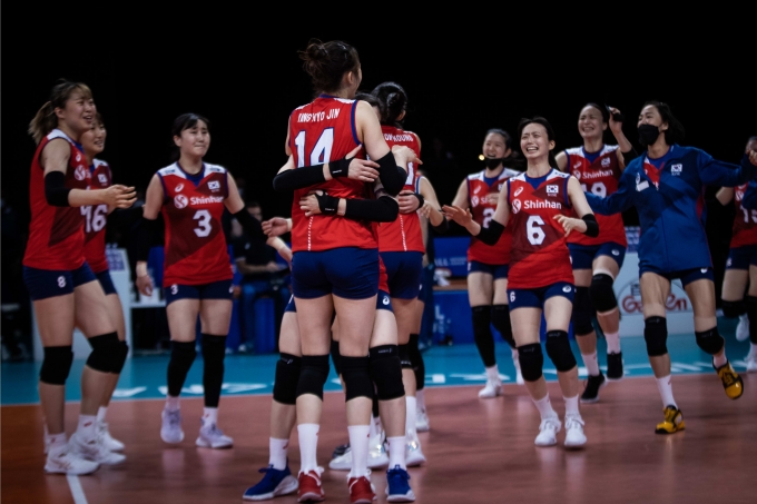 한국 여자배구대표팀이 15일(한국시간) 열린 2021 VNL 캐나다와 경기에서 풀세트 접전 끝에 3-2로 승리를 확정한 뒤 기뻐하고 있다. [사진=국제배구연맹(FIVB)]