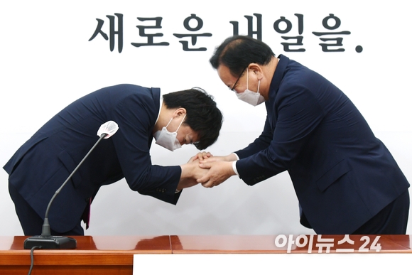 이준석 국민의힘 대표(왼쪽)가 16일 오전 서울 여의도 국회에서 인사차 방문한 김부겸 국무총리와 주먹인사 대신 악수를 하며 웃고 있다.