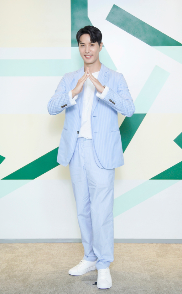 배우 김지석이 16일 온라인으로 진행된 JTBC 새 수목드라마 '월간 집' 제작발표회에 참석해 포즈를 취하고 있다. [사진=JTBC]
