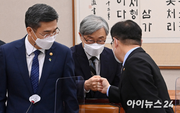최재형 감사원장(가운데)이 18일 오전 서울 여의도 국회에서 열린 법제사법위원회에서 박범계 법무부 장관과 인사를 나누고 있다. 왼쪽은 서욱 국방부 장관.