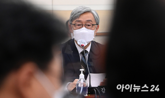 최재형 감사원장이 18일 서울 여의도 국회에서 열린 법제사법위원회에서 의원들의 질의에 답하고 있다.