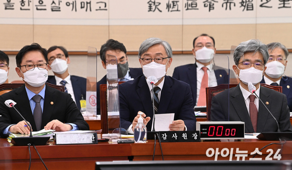 최재형 감사원장(가운데)이 18일 서울 여의도 국회에서 열린 법제사법위원회에서 의원들의 질의에 답하고 있다.