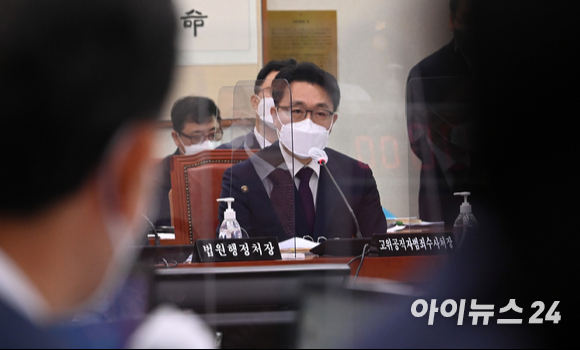 김진욱 공수처장이 18일 서울 여의도 국회에서 열린 법제사법위원회에서 의원들의 질의에 답하고 있다.
