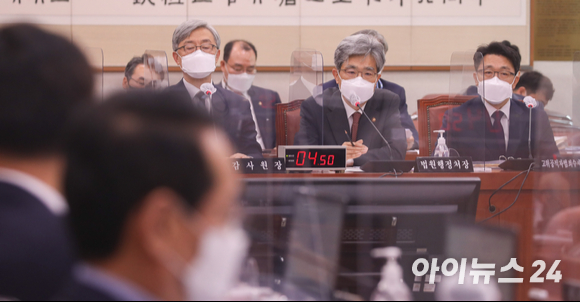 김상환 법원행정처장(왼쪽 두번째)이 18일 오전 서울 여의도  국회에서 열린 법제사법위원회 전체회의에서 의원들의 질의에 답변하고 있다.