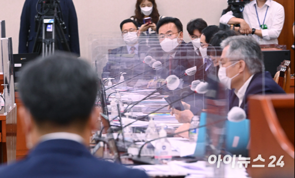 유상범 국민의힘 의원이 18일 서울 여의도 국회에서 열린 법제사법위원회에서 질의하고 있다.