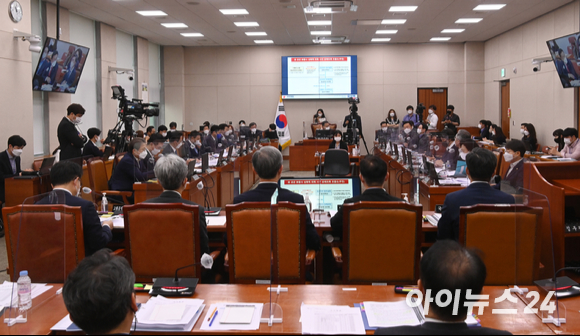 유상범 국민의힘 의원이 18일 서울 여의도 국회에서 열린 법제사법위원회에서 질의하고 있다.