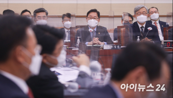 박범계 법무부 장관이 18일 오전 서울 여의도  국회에서 열린 법제사법위원회 전체회의에서 의원들의 질의에 답변하고 있다.