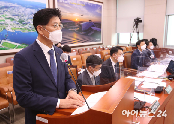 노형욱 국토교통부 장관이 18일 오전 서울 여의도 국회에서 열린 국토교통위원회 전체회의에서 발언을 하고 있다.