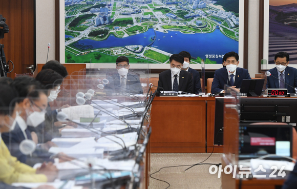 노형욱 국토교통부 장관이 18일 오전 서울 여의도 국회에서 열린 국토교통위원회 전체회의에서 질의에 답하고 있다.