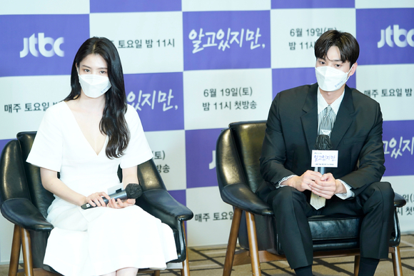 배우 한소희와 송강이 18일 JTBC 토요드라마 '알고있지만' 제작발표회에 참석했다. [사진=JTBC]