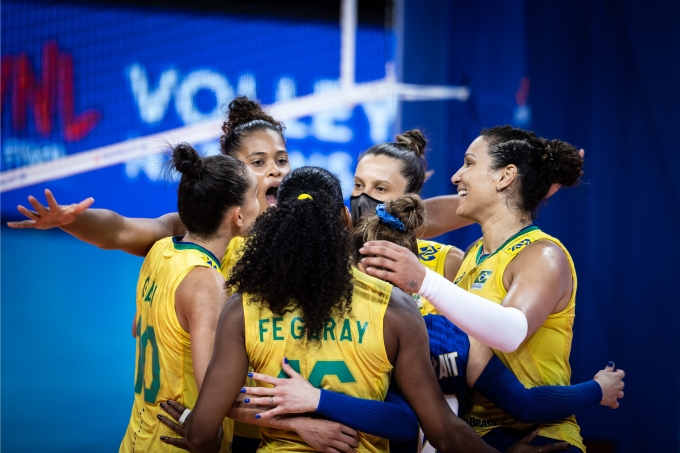 브라질 여자배구대표팀 선수들이 18일(한국시간) 이탈리아 리미니에서 열린 2021 VNL 5주 차 한국과 경기 도중 공격 득점을 올린 뒤 환호하고 있다. [사진=국제배구연맹(FIVB)]