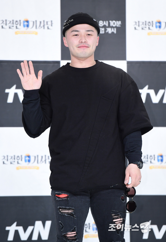 마이크로닷이 tvN 예능 프로그램 '친절한 기사단' 제작발표회에서 포토타임을 갖고 있다.