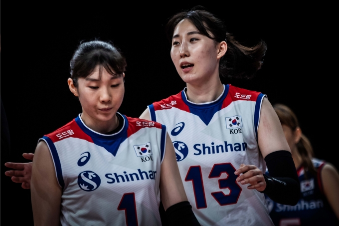 한국 여자배구대표팀 박정아(오른쪽)이 20일(한국시간) 열린 2021 VNL 터키전 도중 팀 동료 이소영을 격려하고 있다. [사진=국제배구연맹(FIVB)]