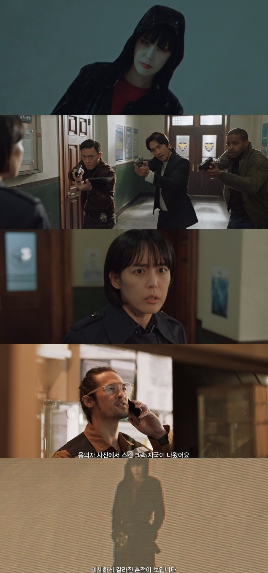 '보이스4' 초청력 살인마가 특수 분장으로 이하나를 모방했다.  [사진=tvN]
