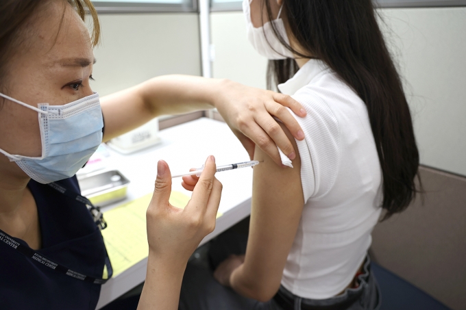 30세 미만의 보건 의료인이 21일 경희대병원에서 ’모더나 백신‘ 접종을 하고 있다.  [사진=경희대병원]