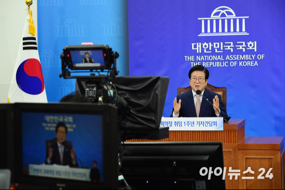 박병석 국회의장이 21일 오전 서울 여의도 국회에서 취임 1주년 화상기자간담회에서 모두발언을 하고 있다.