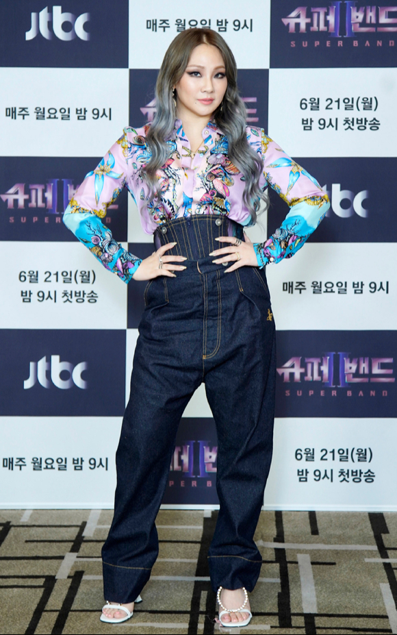 가수 씨엘(CL)이 21일 온라인으로 진행된 JTBC 신규 예능프로그램 '슈퍼밴드2' 제작발표회에 참석해 포즈를 취하고 있다. [사진=JTBC]