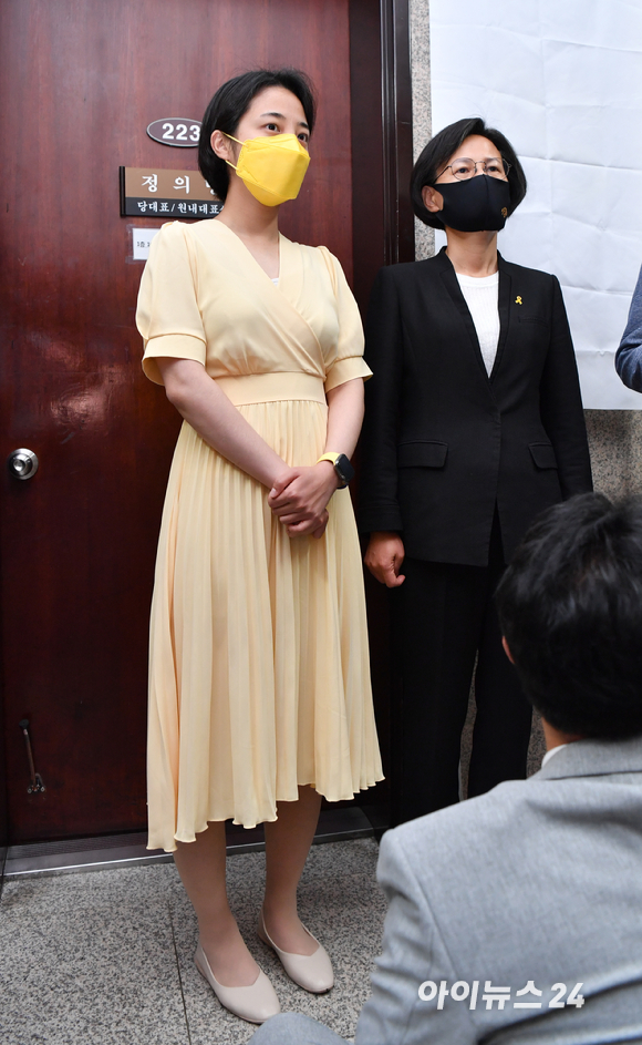 정의당 류호정 의원과 강은미 의원이 22일 오전 서울 여의도 국회에서 열린 중대재해119신고센터 현판식에 참석하고 있다.