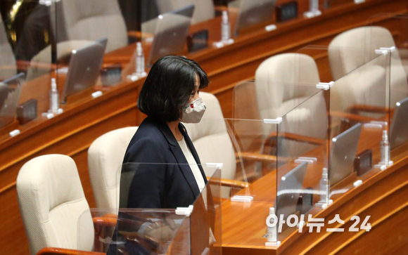 '불법 부동산 투기 의혹'으로 더불어민주당에서 제명된 윤미향 의원이 22일 오후 서울 여의도 국회에서 열린 본회의 정치·외교·통일·안보 분야 대정부질문에 참석하고 있다. 
