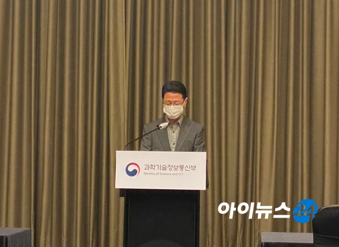 홍진배 과학기술정보통신부 정보보호네트워크정책관(국장)이 23일 서울 여의도 콘래드 호텔에서 열린 '6G 전략회의' 이후 브리핑을 진행하고 있다. 