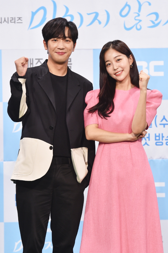 배우 이상엽과 김가은이 23일 오후 온라인으로 진행된 MBC 새 수목드라마 '미치지 않고서야' 제작발표회에 참석해 포즈를 취하고 있다. [사진=MBC]