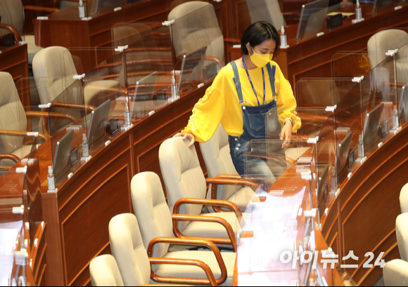 류호정 정의당 의원이 23일 오후 서울 여의도 국회 본회의장에서 열린 경제 분야 대정부질문에 참석해 자리하고 있다.