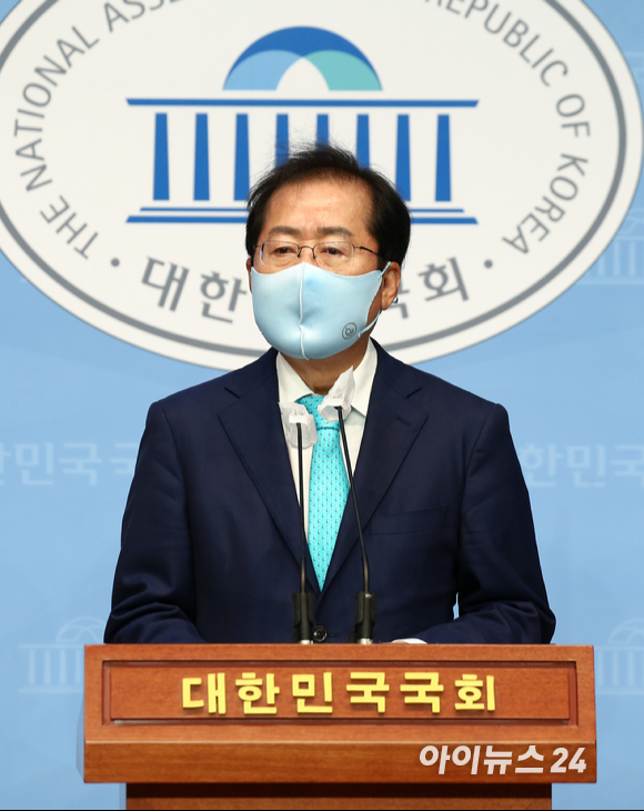 1년 3개월만에 국민의힘 복당이 결정된 홍준표 의원이 24일 오전 서울 여의도 국회 소통관에서 기자회견을 하고 있다.