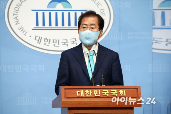 1년 3개월만에 국민의힘 복당이 결정된 홍준표 의원이 24일 오전 서울 여의도 국회 소통관에서 기자회견을 하고 있다.